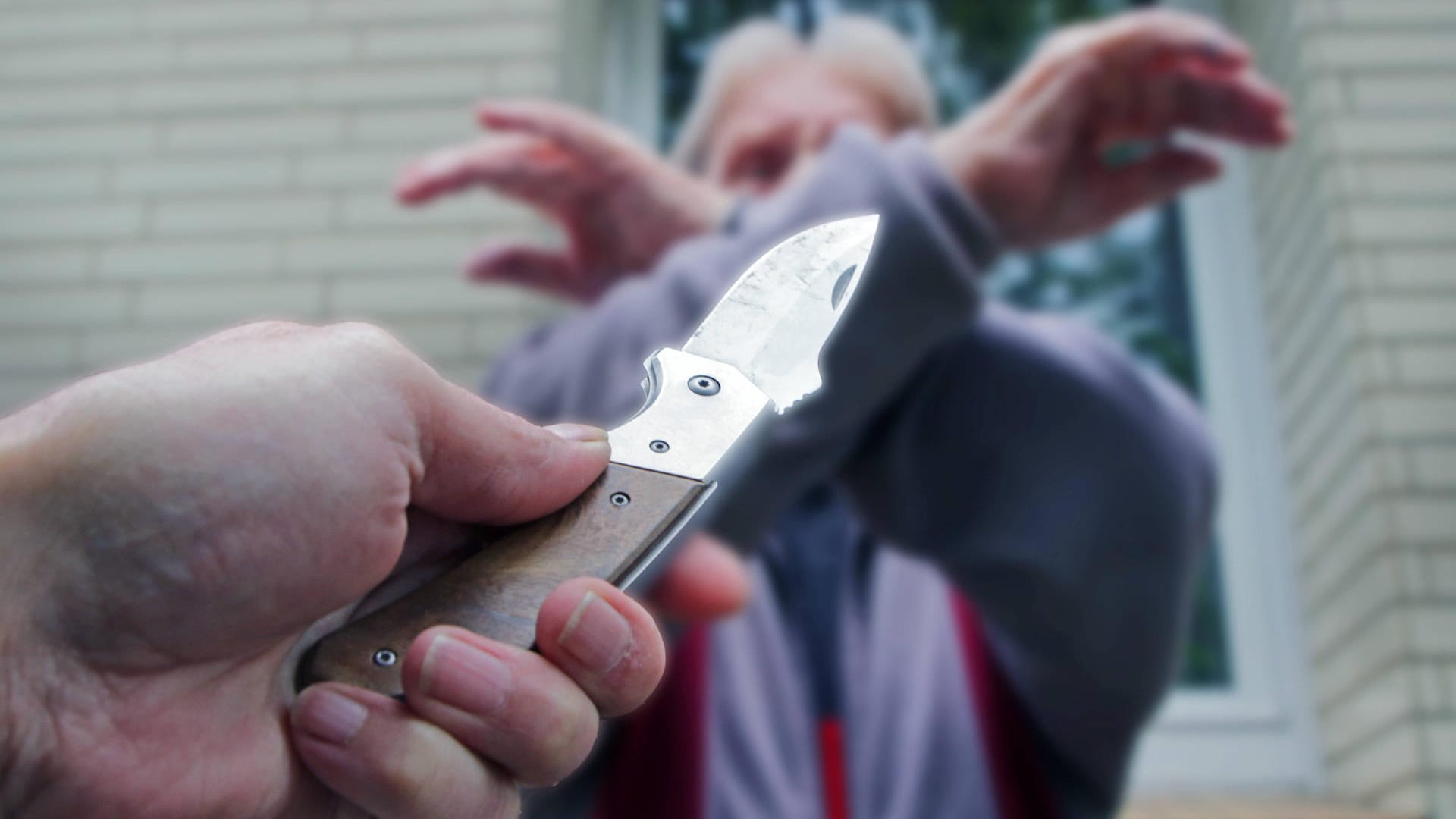 Ein Mann wird mit einem Messer bedroht (Archivbild): In Dortmund ist ein Halloween-Streich eskaliert. Ein Mann wird mit einem Messer bedroht (Archivbild): In Dortmund ist ein Halloween-Streich eskaliert.