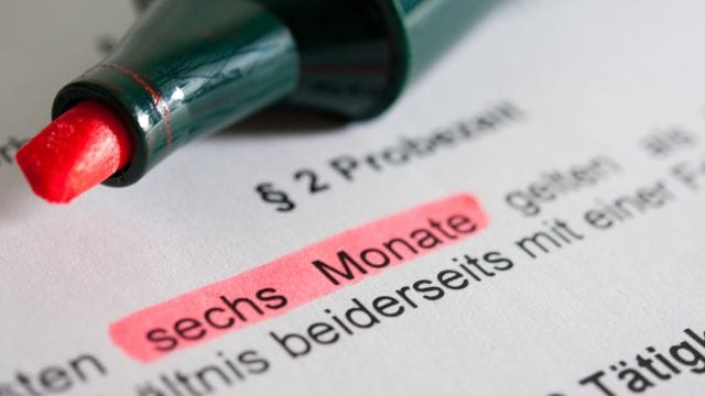 Es ist üblich, dass Arbeitgeber und Arbeitnehmer zu Beginn des Arbeitsverhältnisses eine Probezeit von sechs Monaten vereinbaren.