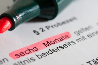 Es ist üblich, dass Arbeitgeber und Arbeitnehmer zu Beginn des Arbeitsverhältnisses eine Probezeit von sechs Monaten vereinbaren.