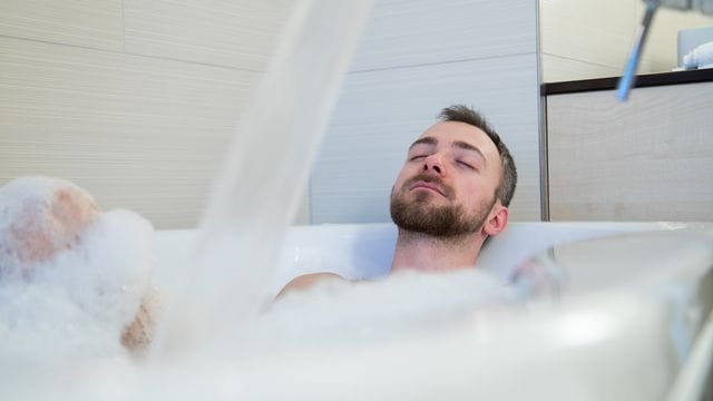 Wellness mit Effekt: Ein heißes Bad ist entspannend für gereizte Muskeln.