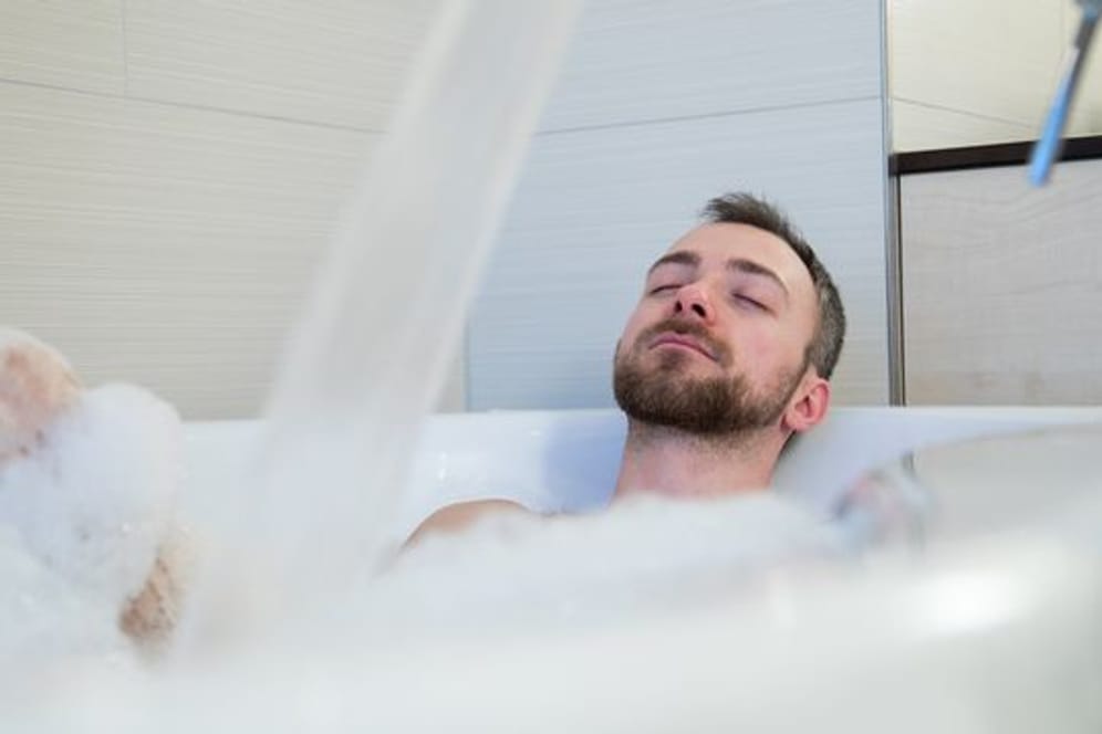Wellness mit Effekt: Ein heißes Bad ist entspannend für gereizte Muskeln.
