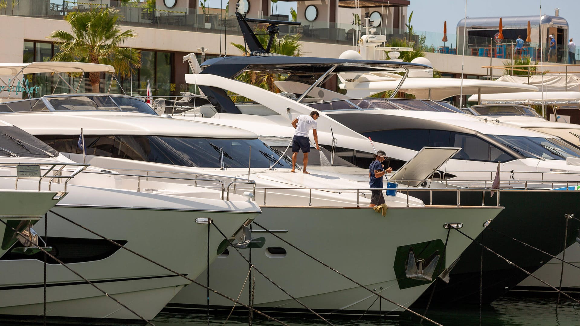 Jachten im Hafen von Mallorca: Der Ansturm der Reichen auf der Urlaubsinsel hält auch im Herbst an.