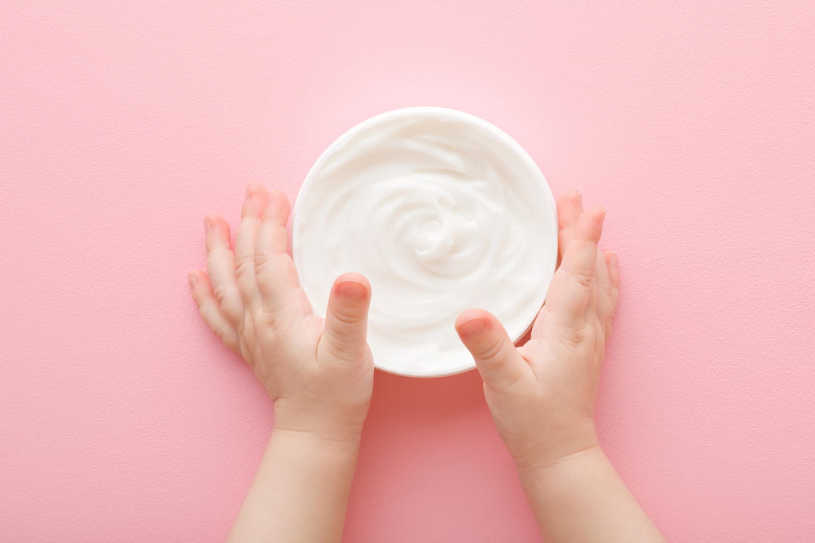 Wettercreme: Sie soll vor allem Kinderhaut vor dem Austrocknen schützen. (Symbolbild)