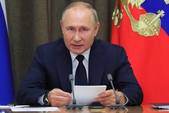 Russlands Präsident Wladimir Putin im Kreml: Die Corona-Krise entgleitet ihm.