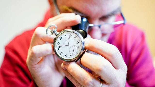 Tobias Rackstraw, Schätzer im Leihamt, begutachtet im Leihamt mit einer Lupe eine Uhr. Tobias Rackstraw, Schätzer im Leihamt, begutachtet im Leihamt mit einer Lupe eine Uhr.