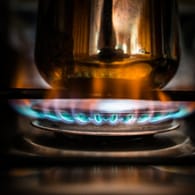 Kochen auf dem Gasherd (Symbolbild): Immer mehr Anbieter erhöhen die Gaspreise für Verbraucherinnen und Verbraucher.