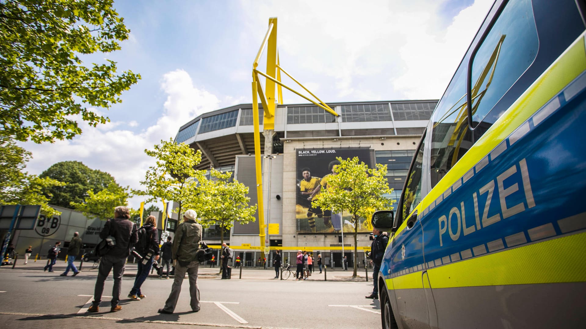 Ein Polizeiwagen steht vor dem Signal-Iduna-Park (Archivbild): Die Einsatzkräfte bereiten sich auf einen größeren Einsatz vor. Ein Polizeiwagen steht vor dem Signal-Iduna-Park (Archivbild): Die Einsatzkräfte bereiten sich auf einen größeren Einsatz vor.