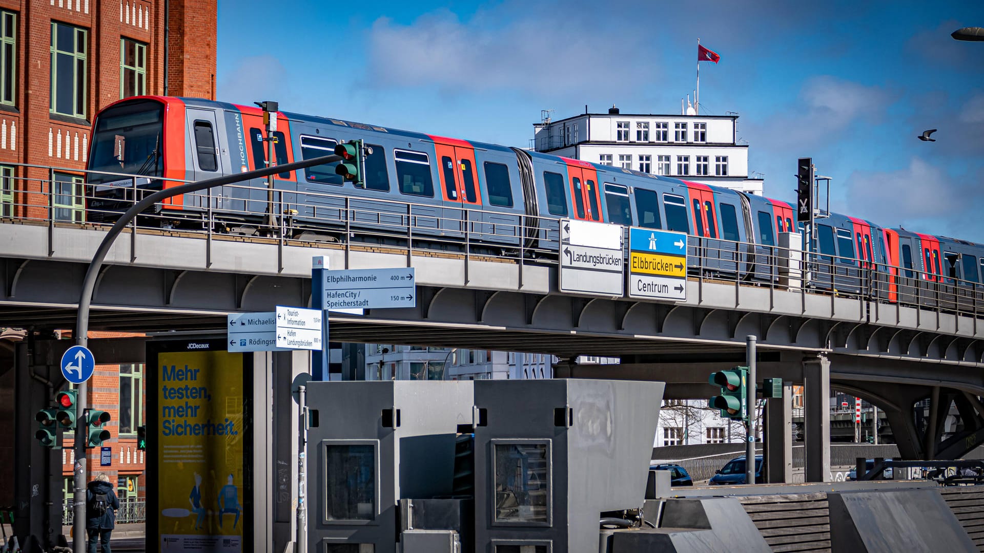 ÖPNV Hamburg (Symbolbild): Im Schnitt 1,3 Prozent mehr sollen die Hanseaten ab dem Jahreswechsel voraussichtlich bezahlen.