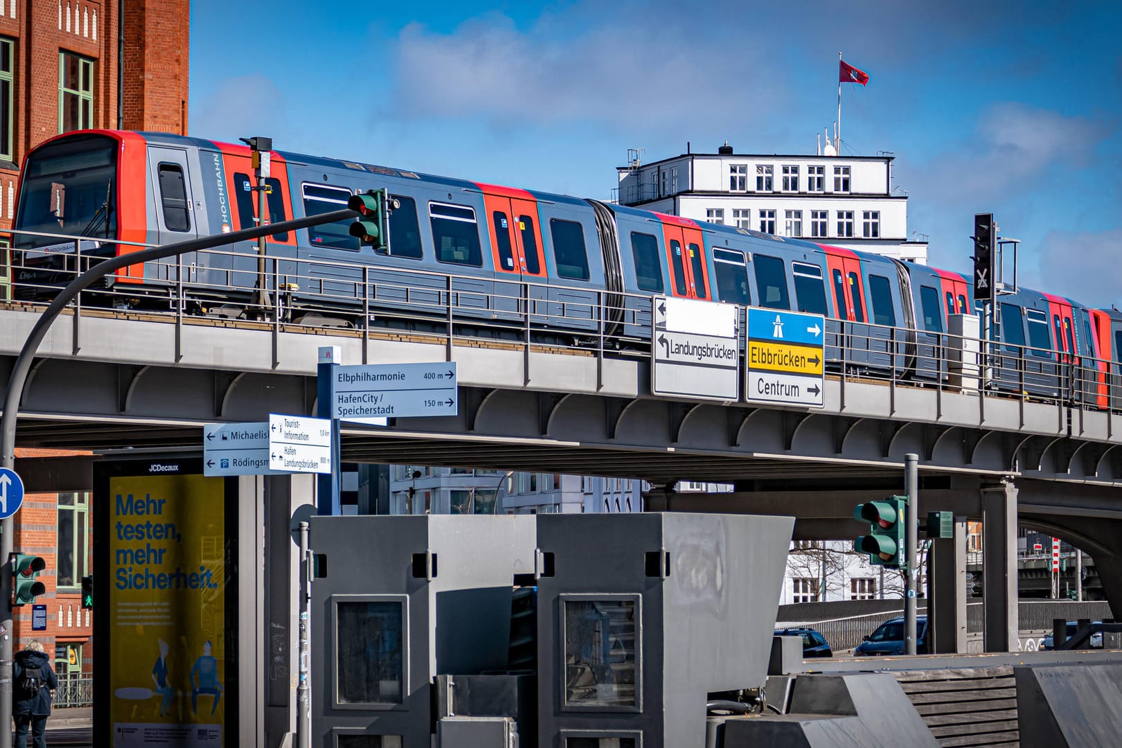 ÖPNV Hamburg (Symbolbild): Im Schnitt 1,3 Prozent mehr sollen die Hanseaten ab dem Jahreswechsel voraussichtlich bezahlen.