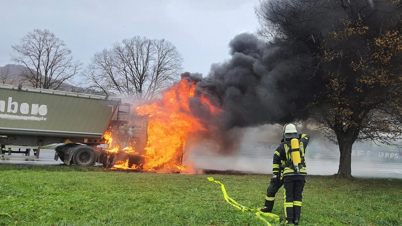 Der brennende Lkw auf dem Standstreifen: Für die Löscharbeiten wurde die Autobahn kurzzeitig voll gesperrt. Der brennende Lkw auf dem Standstreifen: Für die Löscharbeiten wurde die Autobahn kurzzeitig voll gesperrt.