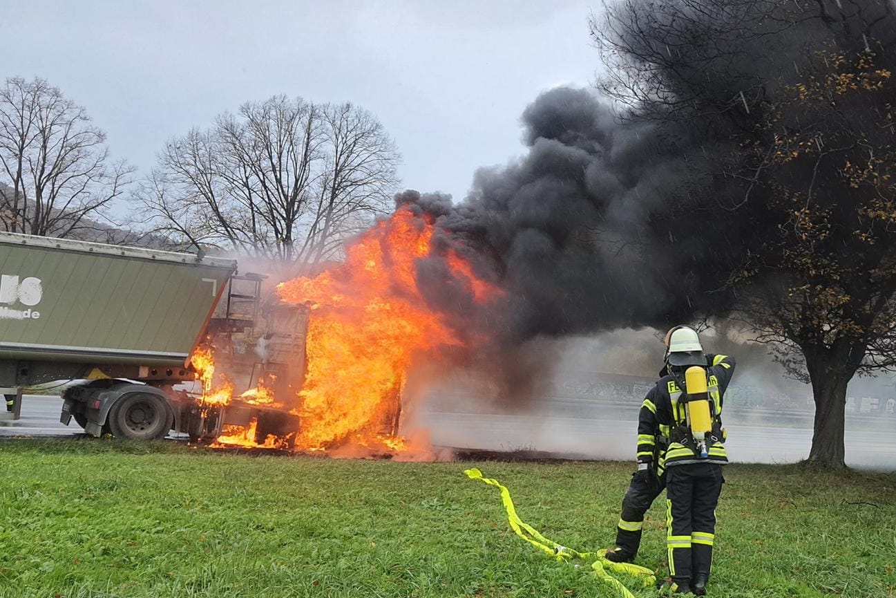 Der brennende Lkw auf dem Standstreifen: Für die Löscharbeiten wurde die Autobahn kurzzeitig voll gesperrt.