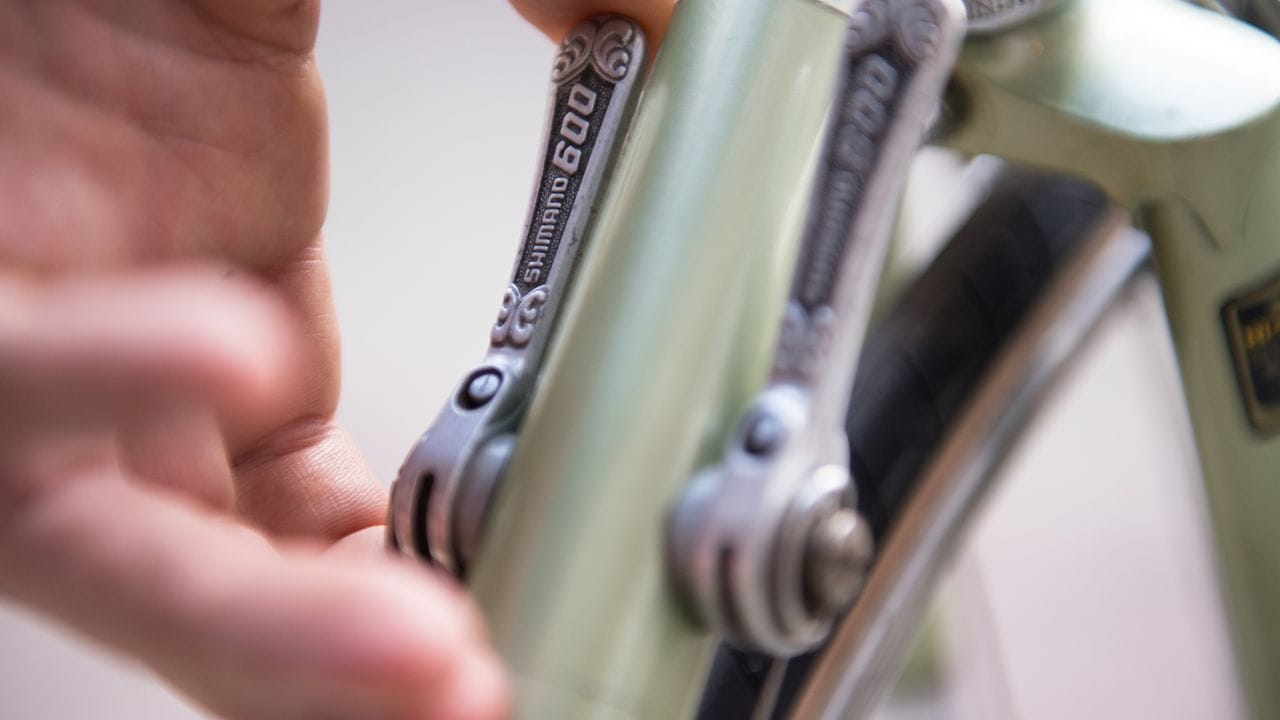 Auf Details achten: Wer ein altes Fahrrad kauft, sollte sich auch die verbauten Komponenten genau anschauen.