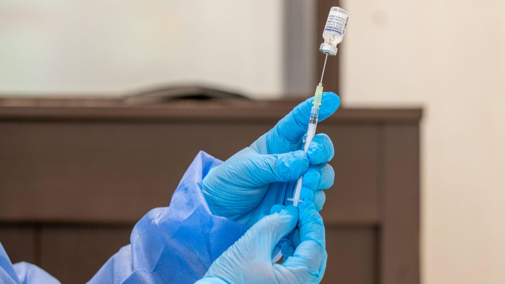 Eine Impfstoffspritze wird mit dem Impfstoff von Biontech-Pfizer aufgezogen (Symbolbild): Die KVN fordert Impfungen für alle. Eine Impfstoffspritze wird mit dem Impfstoff von Biontech-Pfizer aufgezogen (Symbolbild): Die KVN fordert Impfungen für alle.