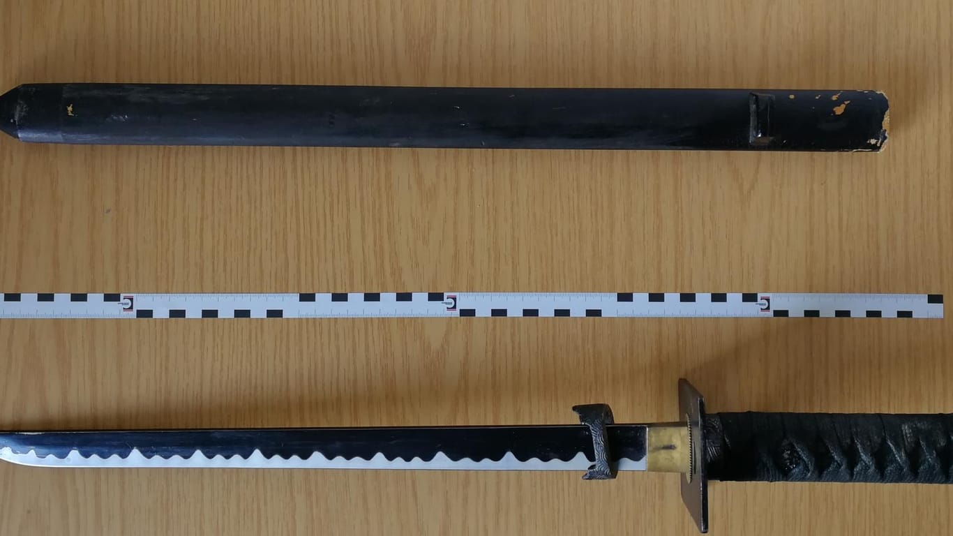 Das Samuraischwert: Die Bundespolizei stoppte einen 18-Jährigen, der die Waffe bei sich trug.