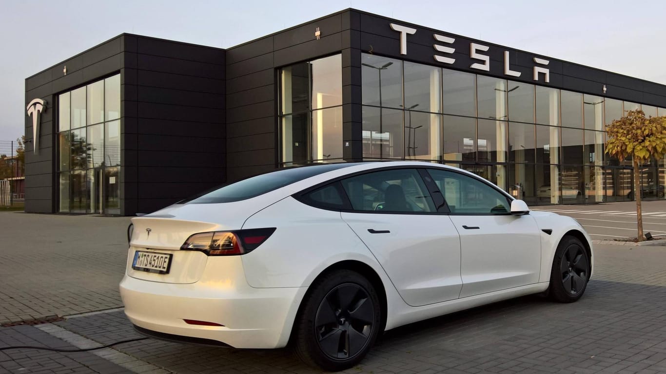 Tesla: Der US-Hersteller muss 12.000 Autos verschiedener Modellreihen zurückrufen.