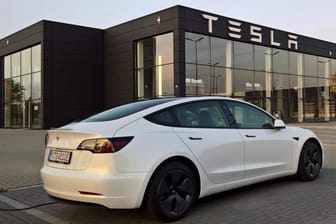 Tesla: Der US-Hersteller muss 12.000 Autos verschiedener Modellreihen zurückrufen.