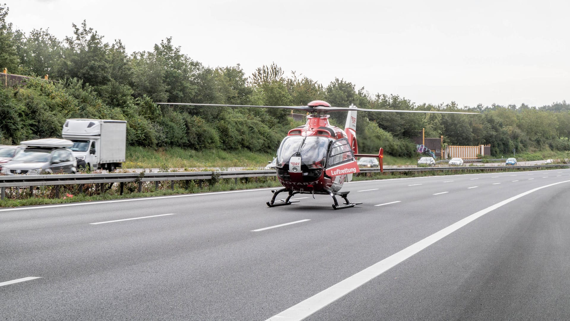 Rettungshubschrauber auf der Autobahn (Symbolbild): Der verunfallte Fahrer wurde schwer verletzt in die Klinik geflogen. Rettungshubschrauber auf der Autobahn (Symbolbild): Der verunfallte Fahrer wurde schwer verletzt in die Klinik geflogen.