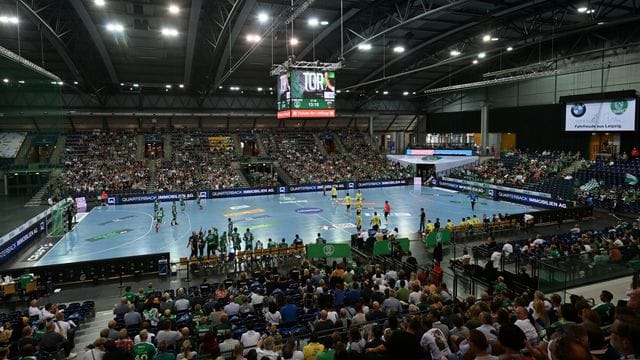 Auch in der Handball-Bundesliga füllen sich die Hallen langsam wieder. Auch in der Handball-Bundesliga füllen sich die Hallen langsam wieder.