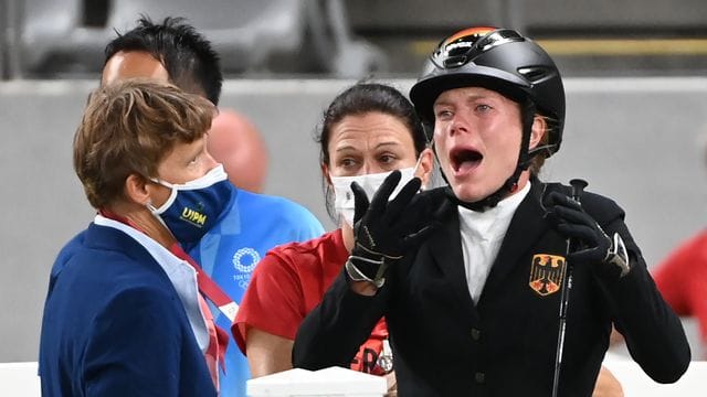 Sorgten in Tokio für einen Eklat beim Reiten: Annika Schleu (r) und Bundestrainerin Kim Raisner (M). Sorgten in Tokio für einen Eklat beim Reiten: Annika Schleu (r) und Bundestrainerin Kim Raisner (M).
