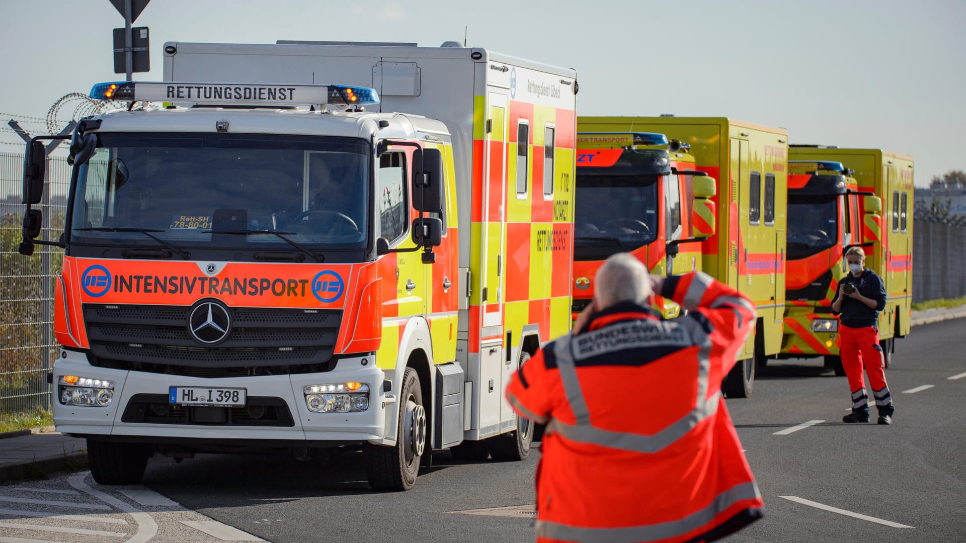 Fahrzeuge des Rettungsdienstes der Bundeswehr sowie der Feuerwehren Kiel und Lübeck: Corona-Intensivpatienten aus Rumänien wurden hiermit vom Rollfeld in Hamburg abgeholt.