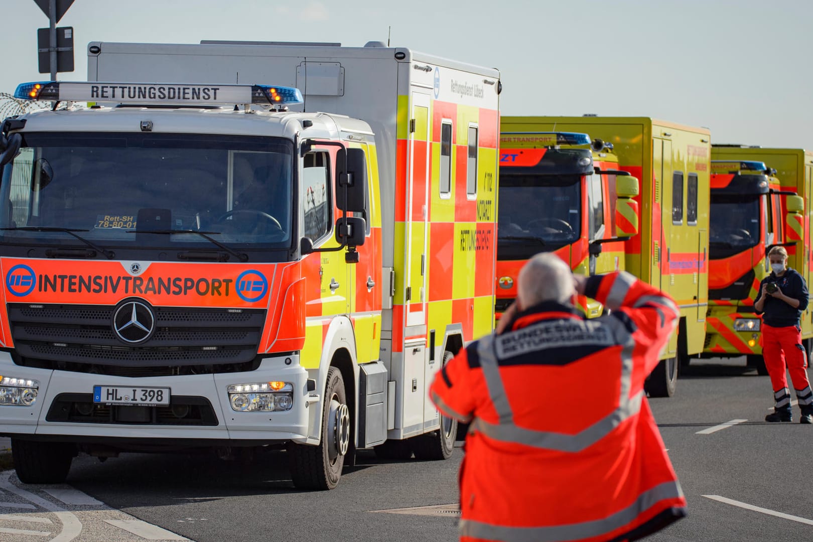 Fahrzeuge des Rettungsdienstes der Bundeswehr sowie der Feuerwehren Kiel und Lübeck: Corona-Intensivpatienten aus Rumänien wurden hiermit vom Rollfeld in Hamburg abgeholt.