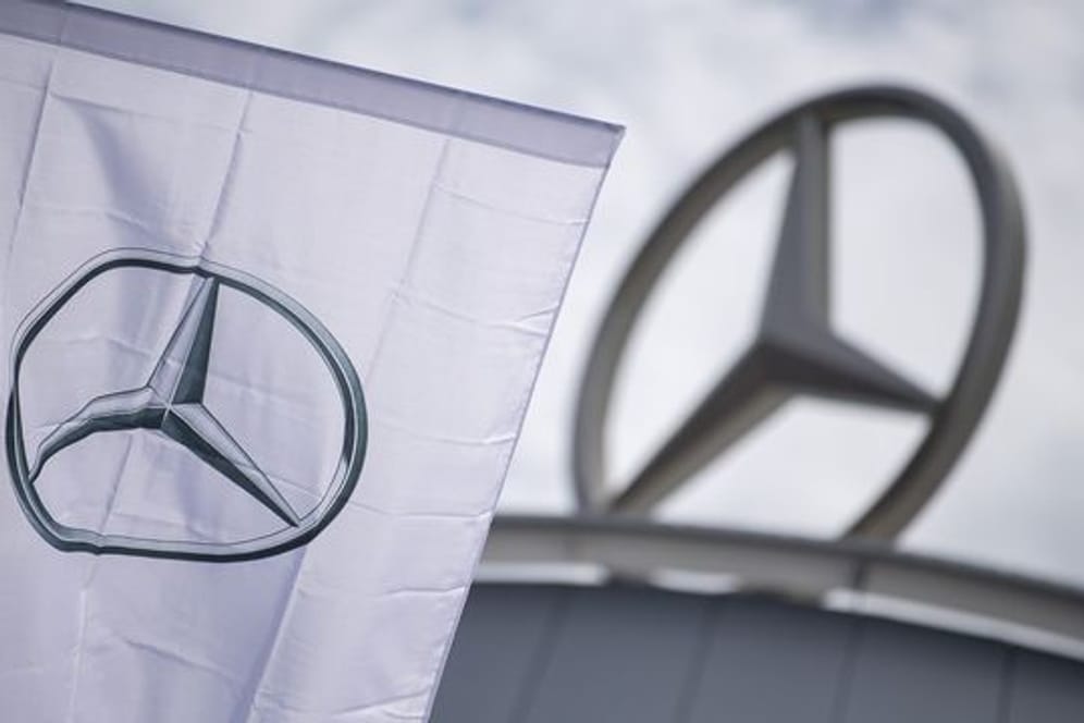 Eine Fahne mit dem Logo der Marke Mercedes-Benz (Archivbild): Der Konzern denkt darüber nach, Geimpfte von Ungeimpfte in der Kantine zu trennen.