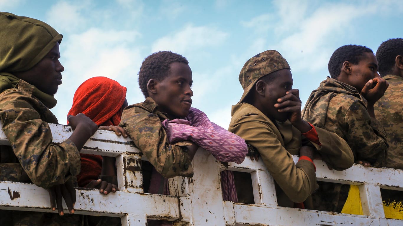 Gefangene äthiopische Regierungssoldaten und verbündete Milizangehörige auf einem offenen Lastwagen: Durch die Kämpfe wurden bislang fast zwei Millionen Menschen vertrieben.