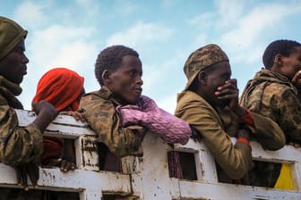 Gefangene äthiopische Regierungssoldaten und verbündete Milizangehörige auf einem offenen Lastwagen: Durch die Kämpfe wurden bislang fast zwei Millionen Menschen vertrieben.