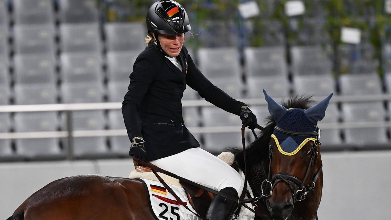 Denkwürdige Bilder bei Olympia 2021: Annika Schleu verzweifelt an ihrem Pferd.
