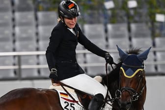 Denkwürdige Bilder bei Olympia 2021: Annika Schleu verzweifelt an ihrem Pferd.