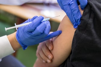 Corona-Impfung in einem temporärem Impfzentrum: Die hohe Zahl der Ungeimpften ist ein Grund für den geplanten Corona-Gipfel.