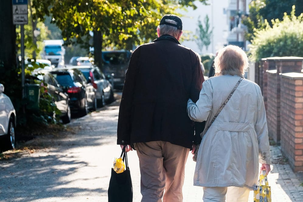 Ein älteres Ehepaar in Düsseldorf (Symbolbild): Die Renten steigen im kommenden Jahr kräftig.