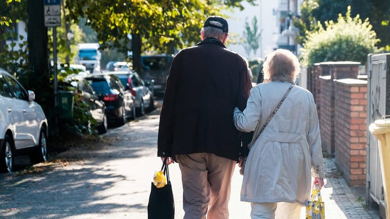 Ein älteres Ehepaar in Düsseldorf (Symbolbild): Die Renten steigen im kommenden Jahr kräftig.