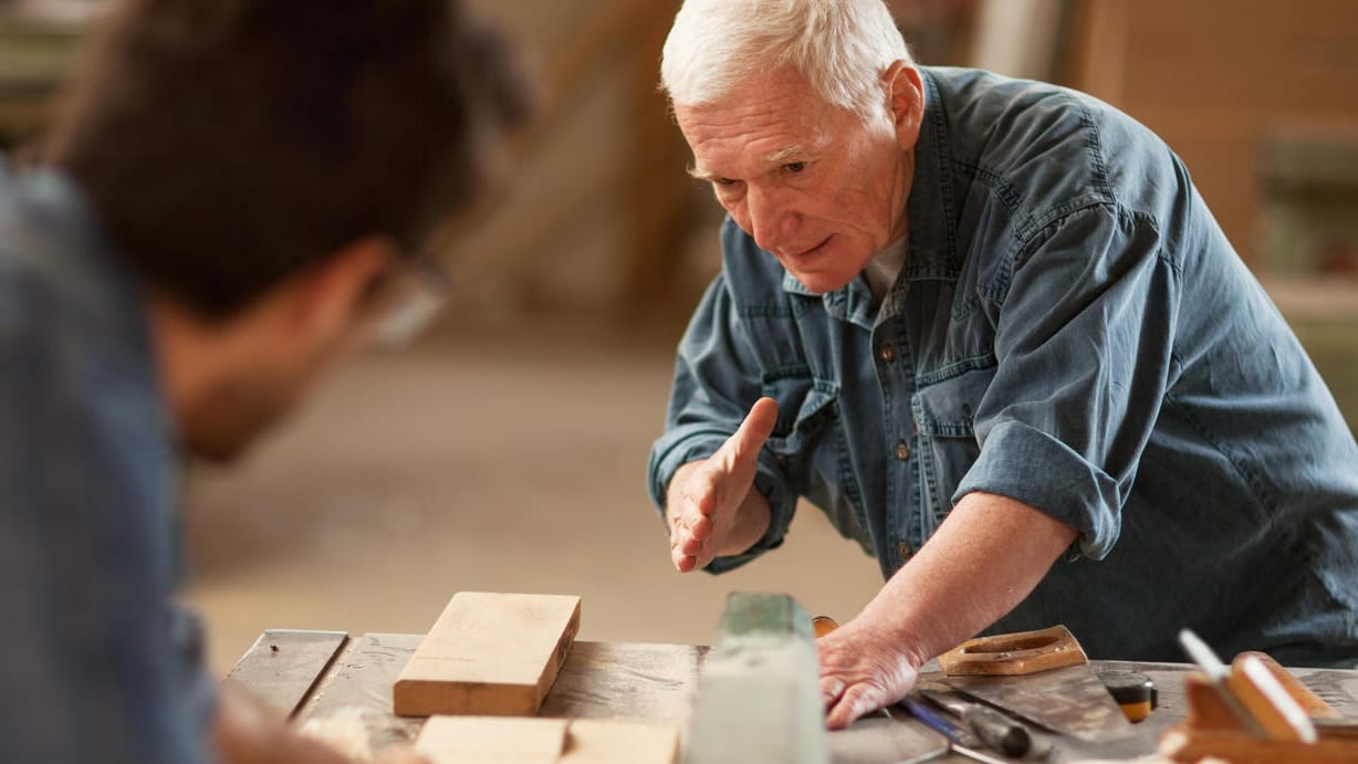 Arbeiten bis zum Umfallen (Symbolbild): Immer mehr Ökonomen fordern von den jüngeren Generationen ein späteres Renteneinstiegsalter. Gleichzeitig bekommen die aktuellen Rentner großzügige Erhöhungen.