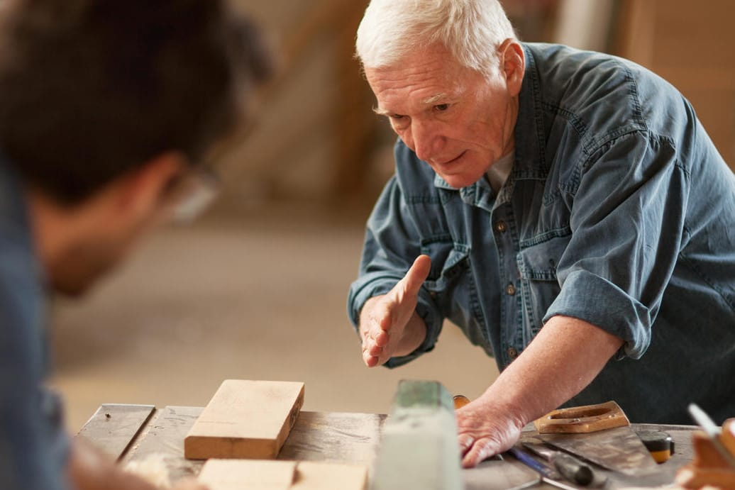 Arbeiten bis zum Umfallen (Symbolbild): Immer mehr Ökonomen fordern von den jüngeren Generationen ein späteres Renteneinstiegsalter. Gleichzeitig bekommen die aktuellen Rentner großzügige Erhöhungen.