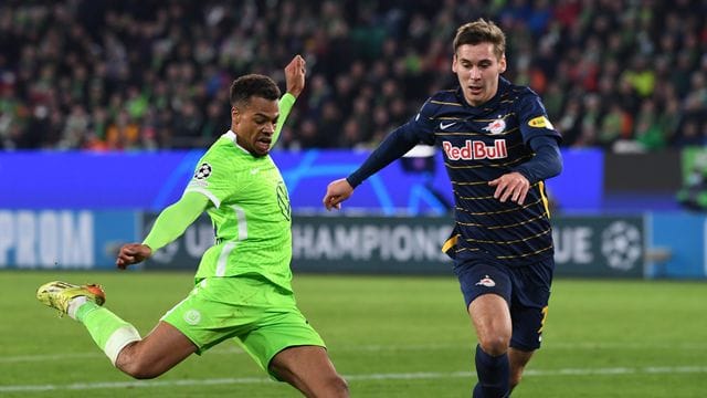 Wolfsburgs Lukas Nnechma erzielt das 2:1