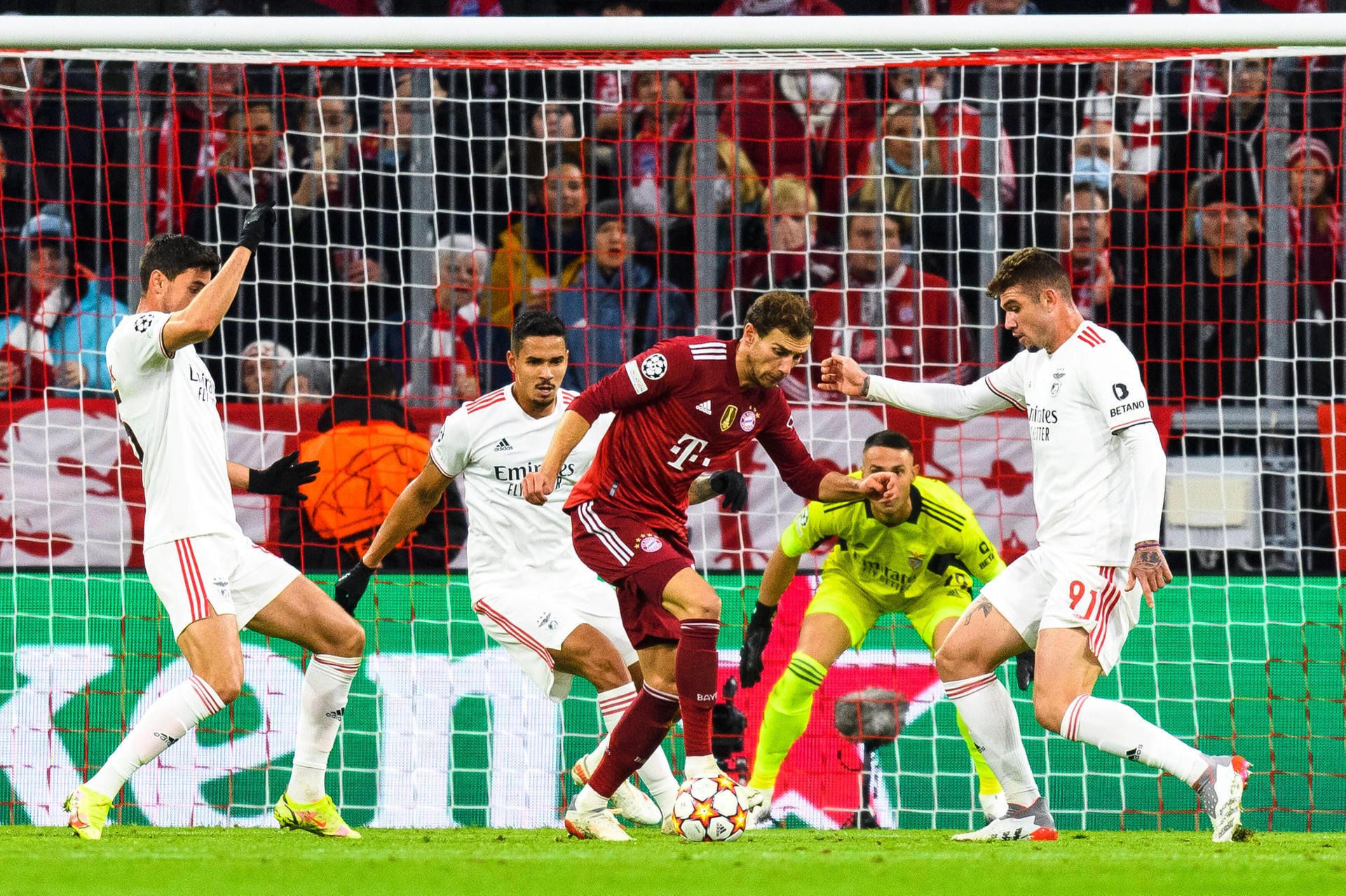 Leon Goretzka: In Berlin geschont, im kalten München-Fröttmaning sofort wieder auf Temperatur. Bei einem artistischen Scherenschlag (11.) fehlte nicht viel. Der deutsche Nationalspieler schob bei Ballbesitz in ein spektakuläres 3-1-5-1 nach vorne, bei Ballverlust sofort wieder auf die Doppel-Sechs im 4-2-3-1. Das hieß: viel Laufarbeit. Note 2