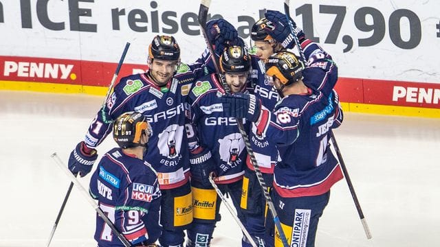 Die Eisbären feiern den dritten Heimerfolg.