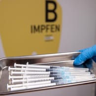 Spritzen mit Impfstoff gegen das Coronavirus: Die Impfquote in Deutschland stagniert.