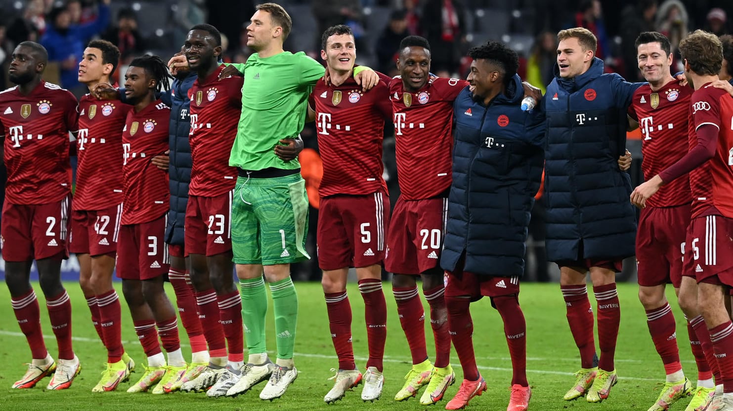 Der FC Bayern untermauert seinen Anspruch auf den Champions-League-Sieg und steht durch ein 5:2 gegen Benfica Lissabon im Achtelfinale der Königsklasse. Leroy Sané, Serge Gnabry und Kingsley Coman bilden eine Moped-Gang. Robert Lewandowski wird entlarvt. Die Noten.