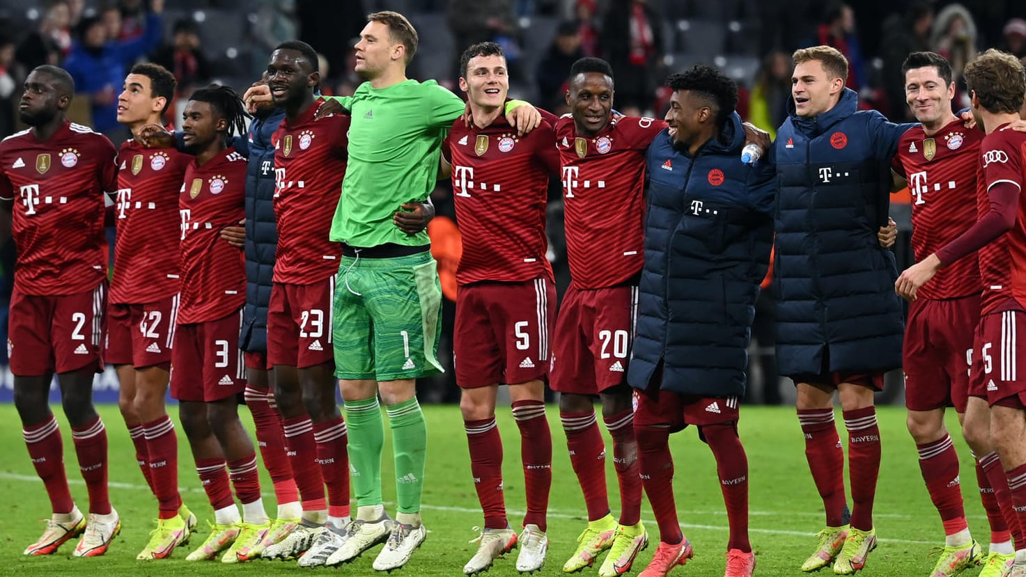 Schon wieder fünf Tore: Der FC Bayern feiert den Sieg gegen Benfica.