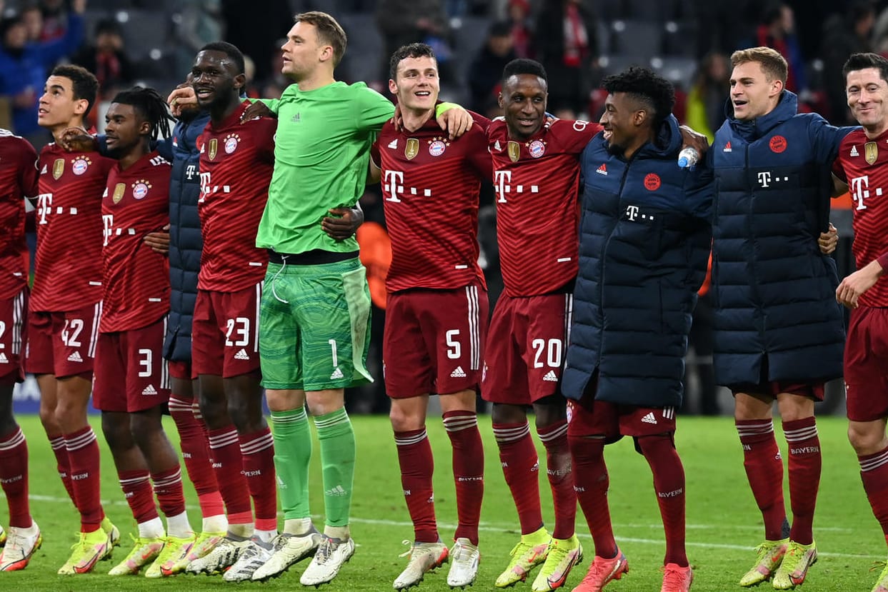 Schon wieder fünf Tore: Der FC Bayern feiert den Sieg gegen Benfica.