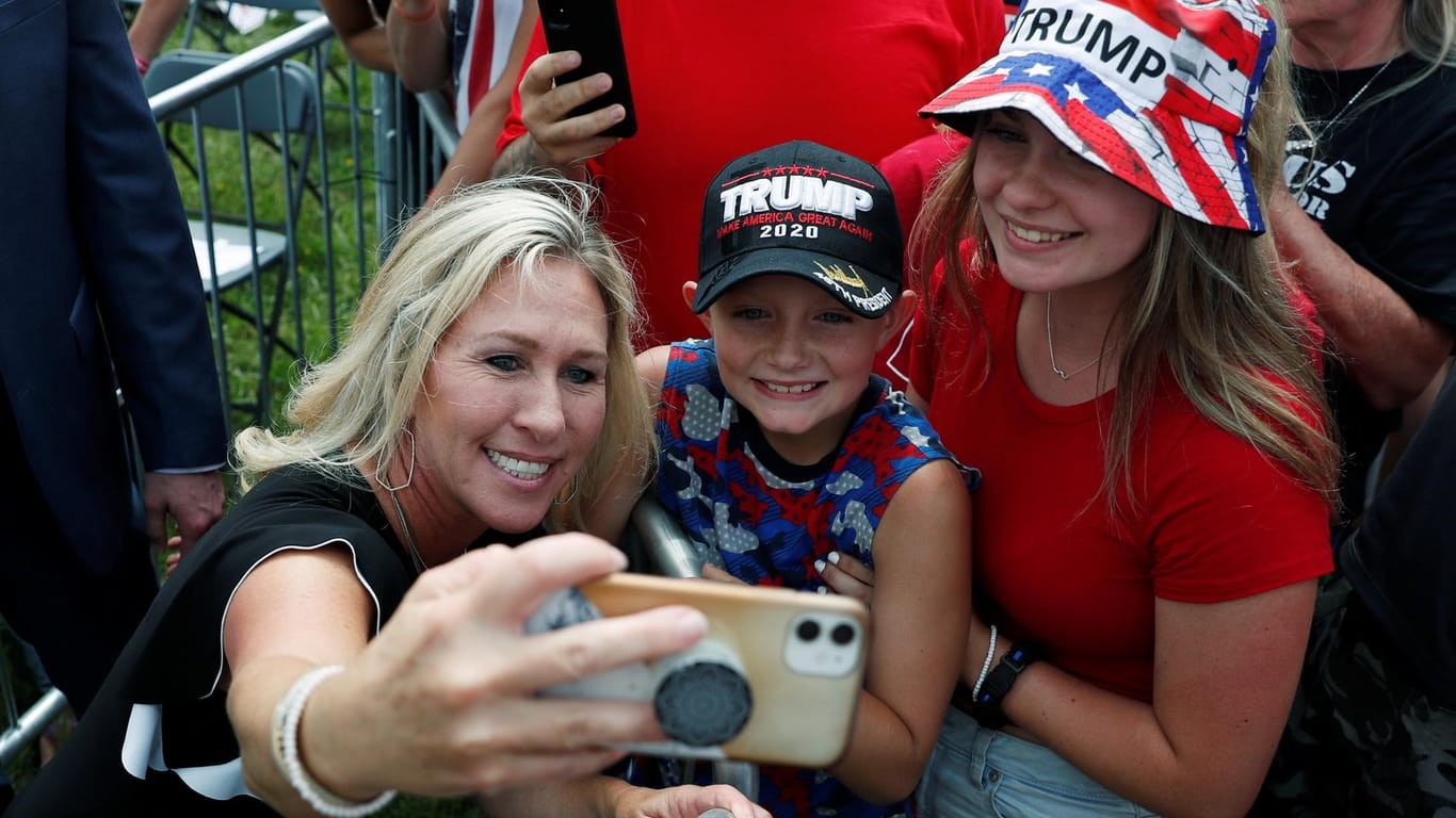 Marjorie Taylor Greene macht ein Selfie mit Trump-Fans: Die Abgeordnete der Republikaner sorgt immer wieder für Negativschlagzeilen.