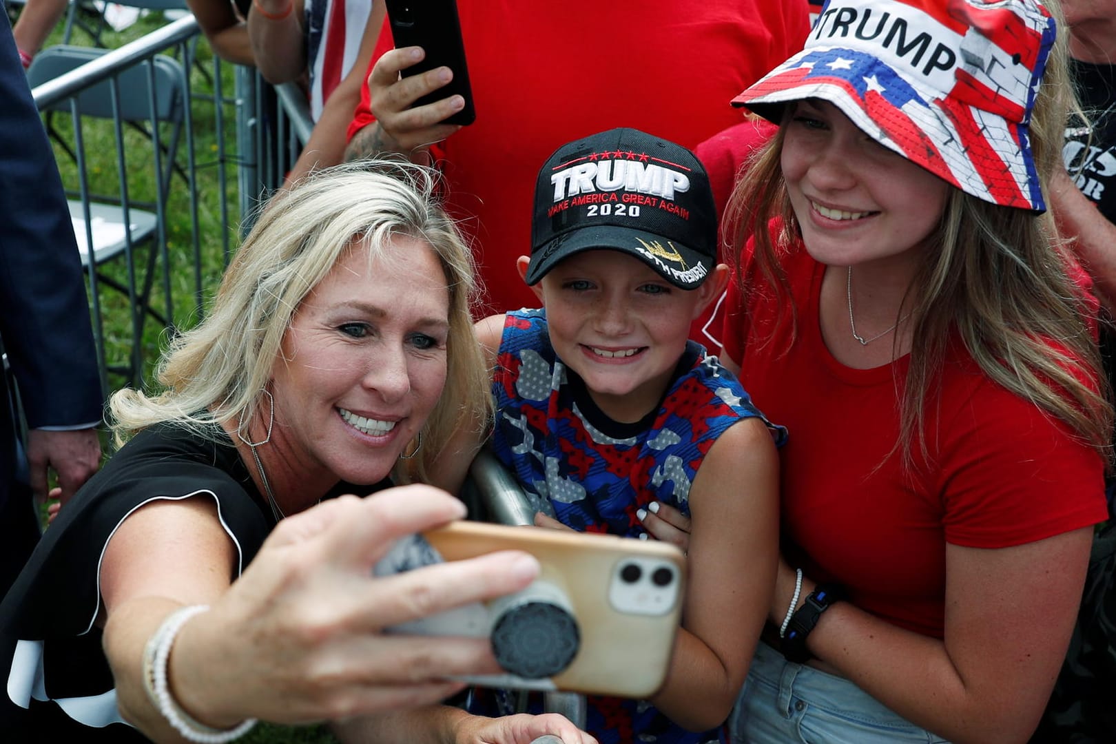 Marjorie Taylor Greene macht ein Selfie mit Trump-Fans: Die Abgeordnete der Republikaner sorgt immer wieder für Negativschlagzeilen.