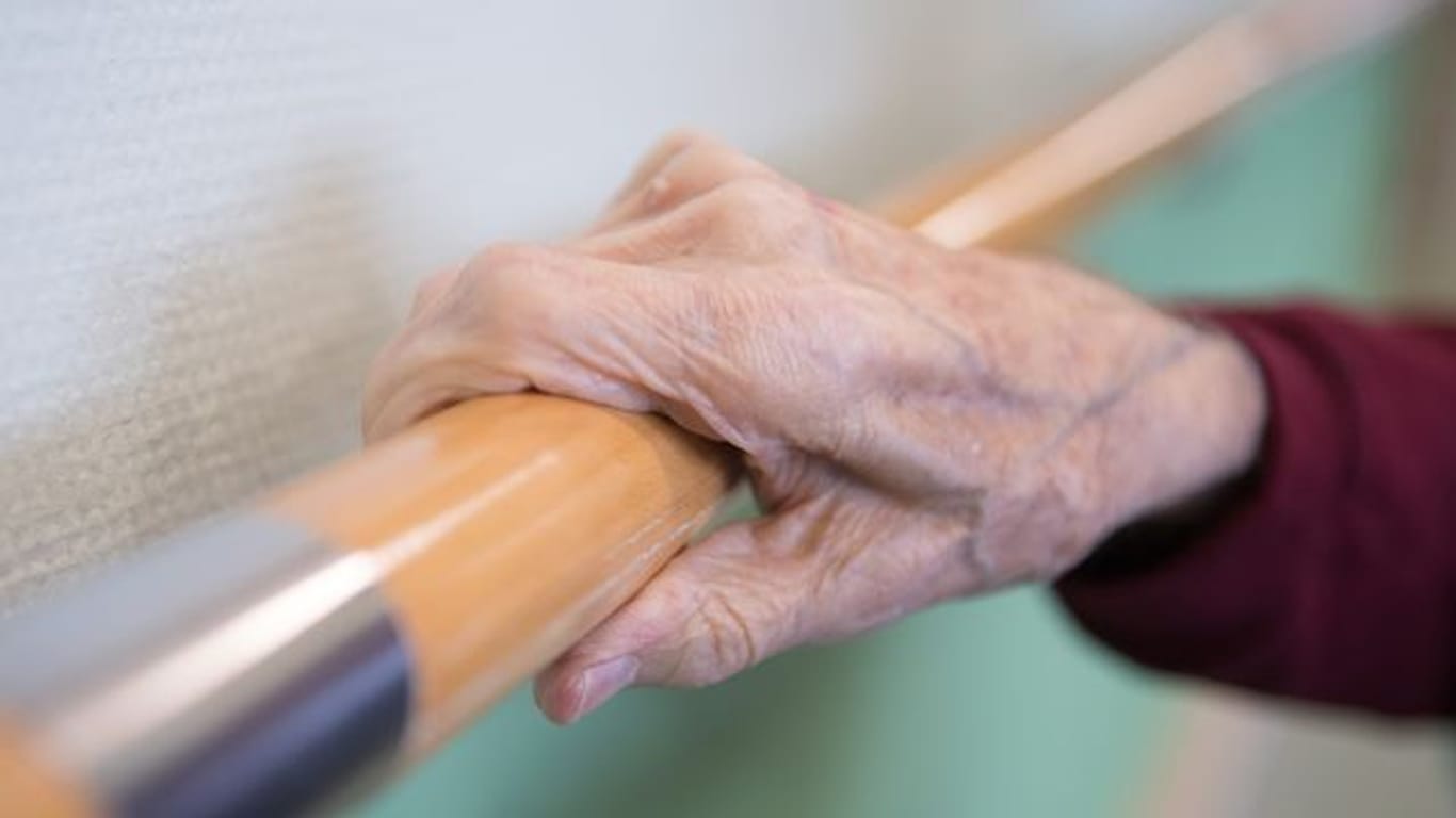 Handläufe zum Festhalten können die Wohnung für Menschen mit Alzheimer sicherer machen.