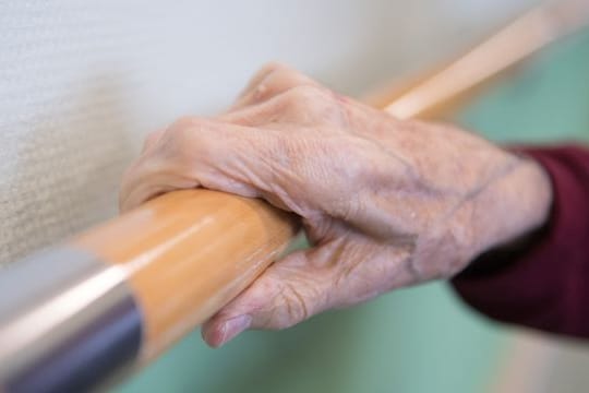 Handläufe zum Festhalten können die Wohnung für Menschen mit Alzheimer sicherer machen.