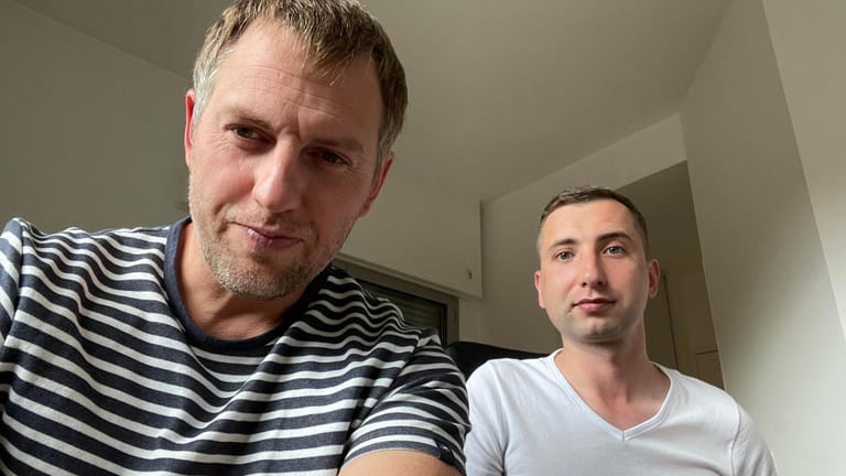 Wladimir Ossetschkin (links) und Sergej Saweljew (rechts): In Russland sehen sie sich verfolgt und bedroht.