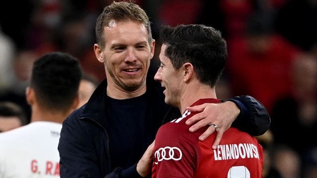 Bayern-Trainer Julian Nagelsmann (l) gratuliert Robert Lewandowski zum dessen drei Treffern. Bayern-Trainer Julian Nagelsmann (l) gratuliert Robert Lewandowski zum dessen drei Treffern.
