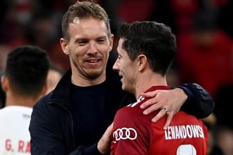 Bayern-Trainer Julian Nagelsmann (l) gratuliert Robert Lewandowski zum dessen drei Treffern.