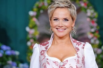 Inka Bause: Wie gewohnt moderiert sie auch die neue Staffel von "Bauer sucht Frau".